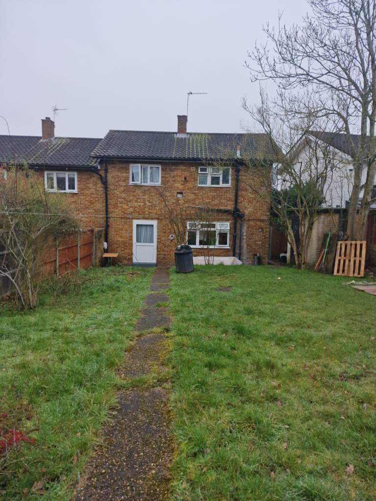 Nice and Beautiful Spacious 3 Bedroom Family House in Ilford, close to Hainault station IG6 2SD