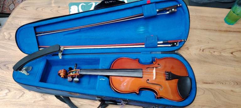 Full size violin - case, rest, 2 bows