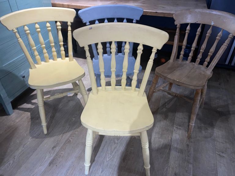 X 4 SOLID OAK COUNTRY/VICTORIAN STYLE DINING CHAIRS ,UP-CYCLE OR USE AS IS ,FREE LOCAL DELIVERY