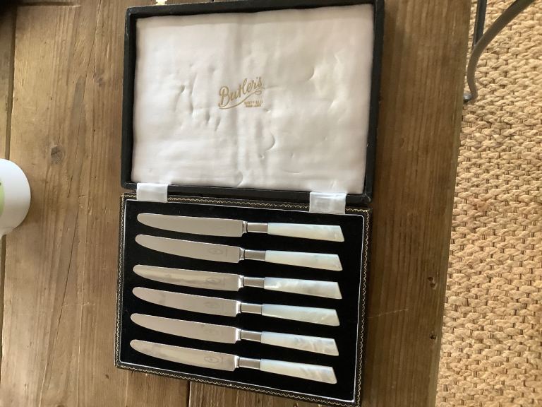 Set if cutlery knives with mother if pearl handles by Butler of Sheffield
