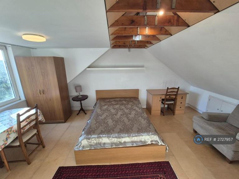 1 bedroom in Fairfield Crescent, Edgware, HA8 (#2727957)