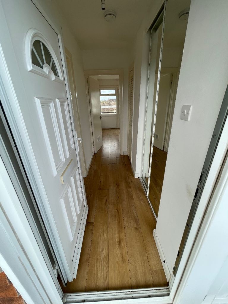 Bright Top-Floor Studio | Large Private Roof Terrace | Separate Kitchen & Parking