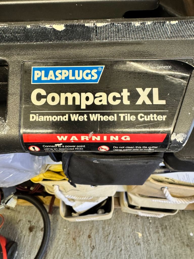 Diamond wet tile cutter