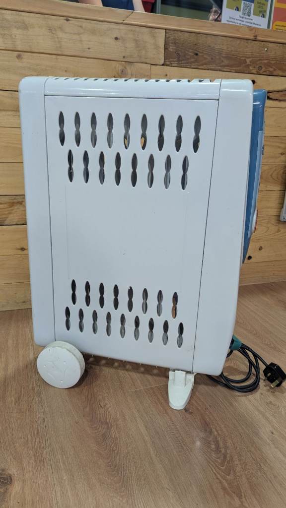 Freestanding 1000W oil filled radiator - good condition. Timer does not work.
