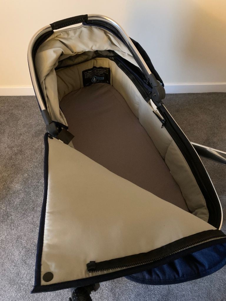 Oyster 3 travel system with isofix base
