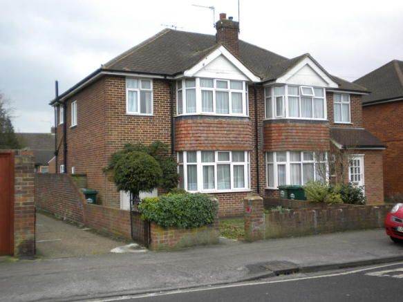 Newly refurbished 3-bed house in Staines (TW18)  