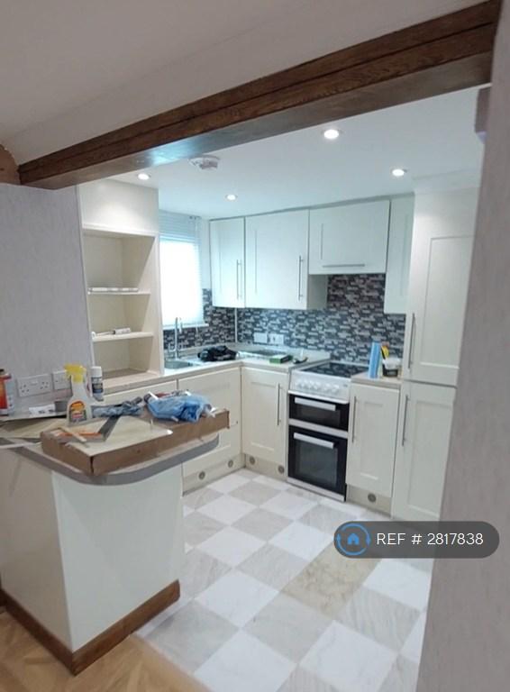 3 bedroom flat in The Triangle, Bournemouth, BH2 (3 bed) (#2817838)