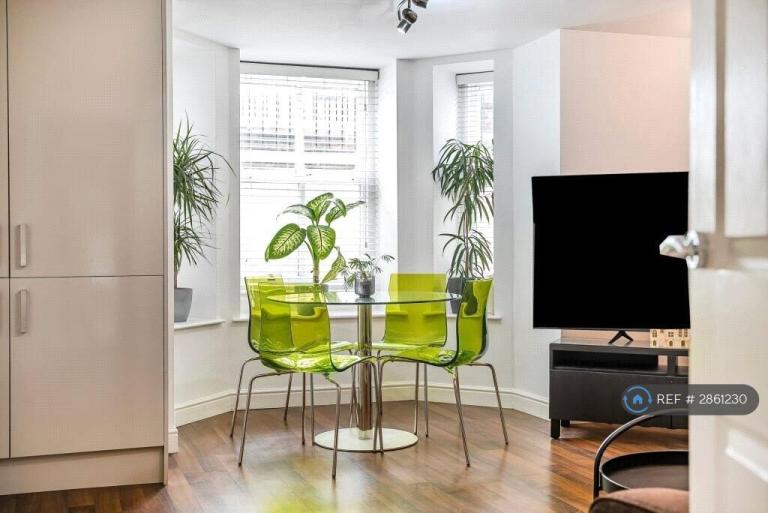 2 bedroom flat in North Park Road, Harrogate, HG1 (2 bed) (#2861230)