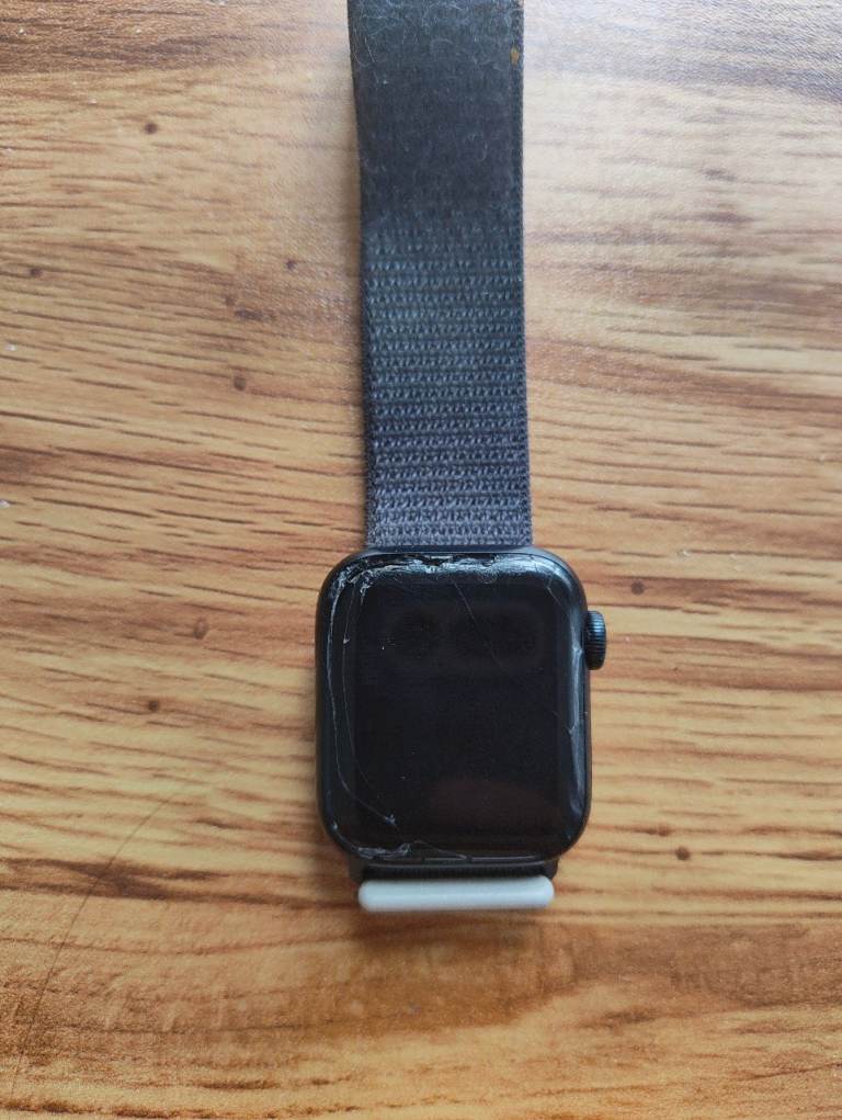 Apple Watch SE 2nd Generation 40mm GPS Midnight - Cracked but Working
