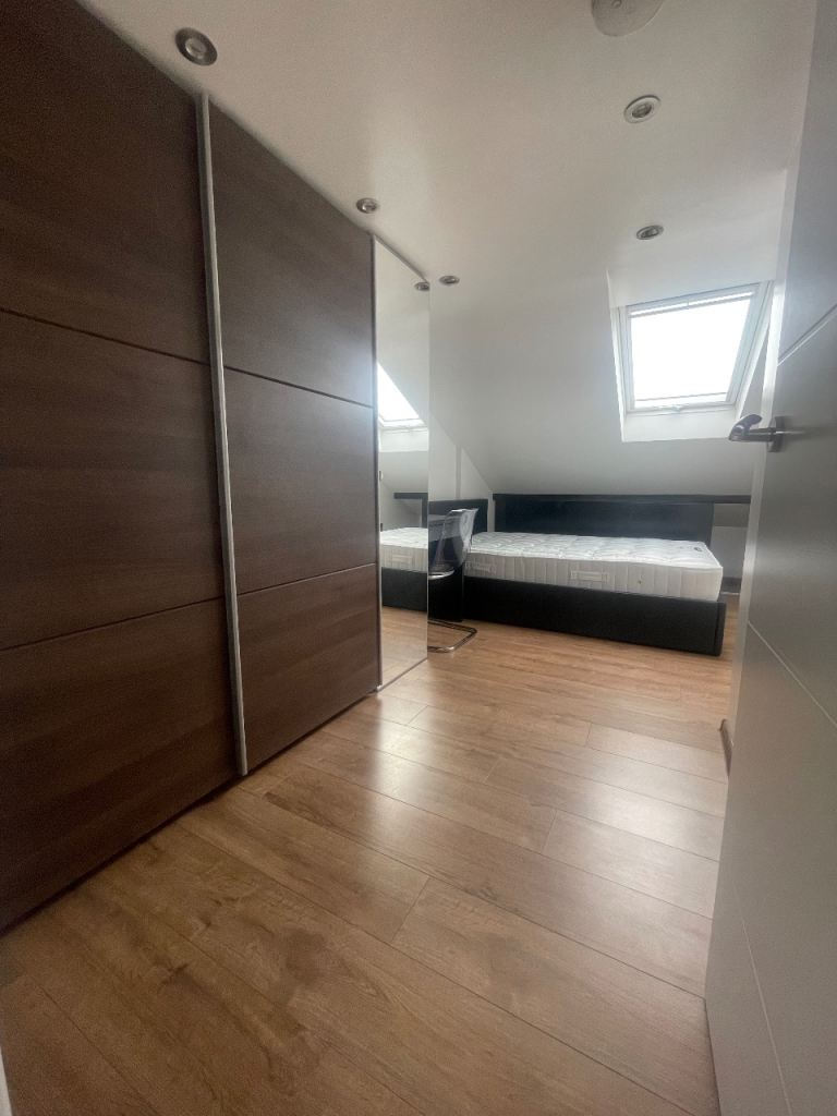 Double room to rent, (in first floor two bedroom flat to share)(two rooms available)