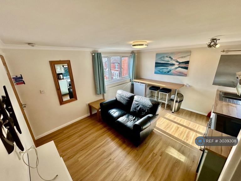 1 bedroom flat in Euclid St, Swindon, SN1 (1 bed) (#3039308)