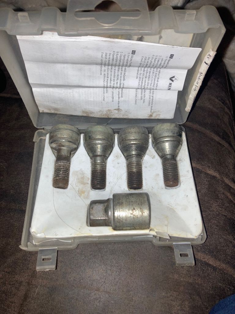 Alloy locking wheel nuts 