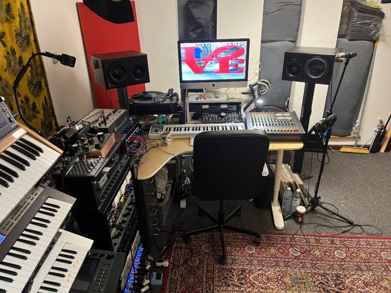 Music studio share 