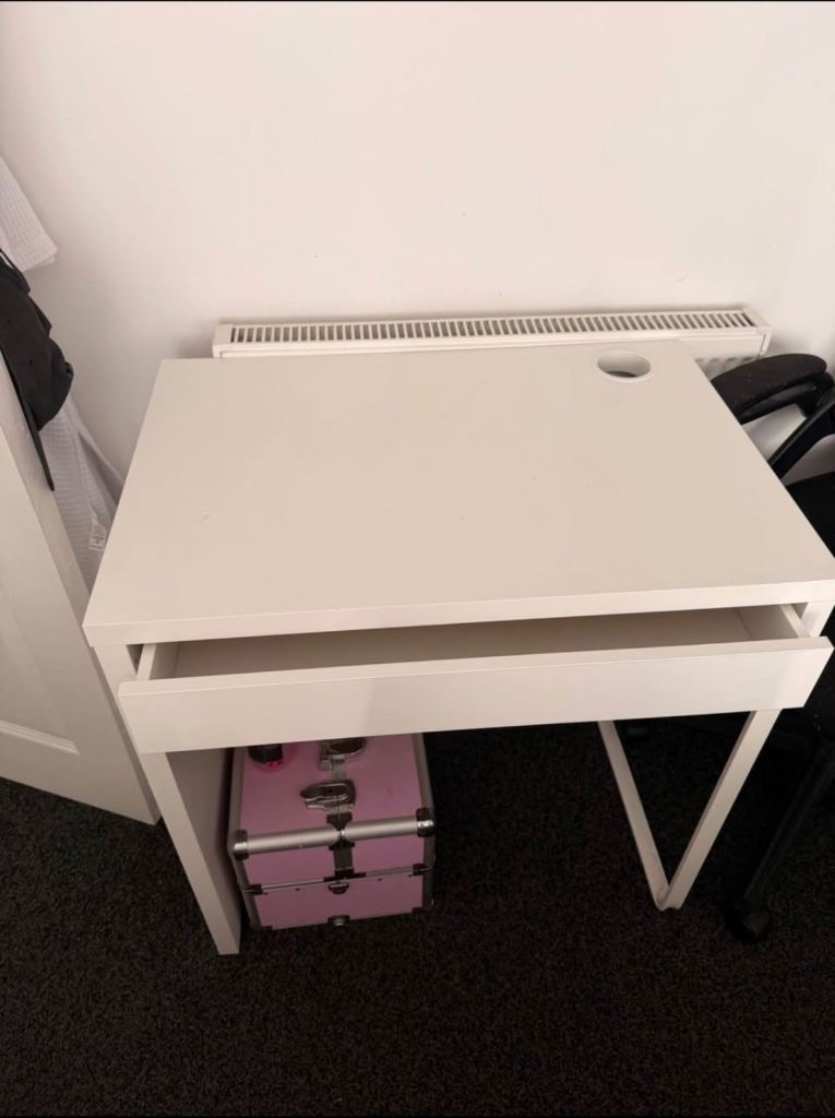 IKEA Micke Desk – White, Good Condition