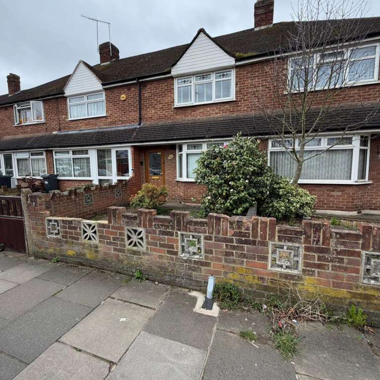 2 bed terraced house to rent Hampton Road West, Feltham TW13
