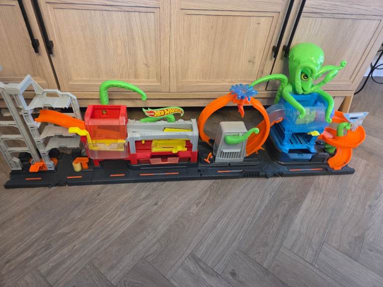 Hot Wheel Coty Ultimate Octo Car wash