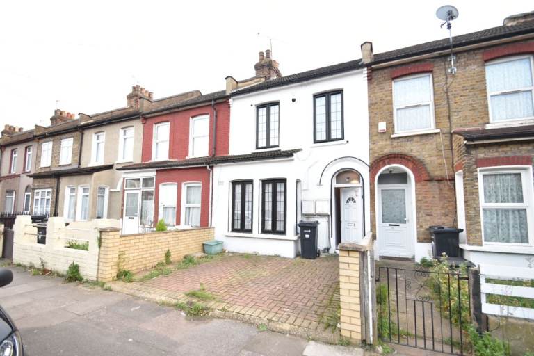 2 bedroom Ground floor Flat available to Rent In IG1 2JB