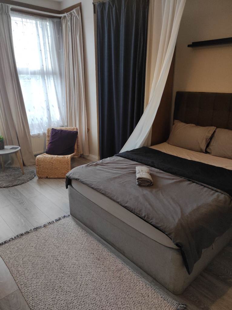 Bright and Airy Luxury Master Bedroom - All Bills Inclusive