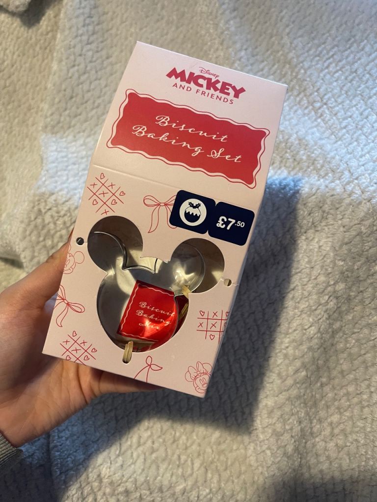 Brand new mickey baking set. Bargain for kids 