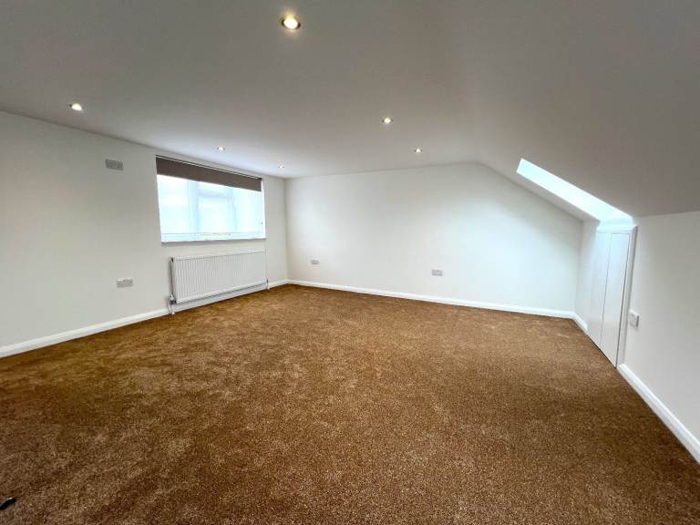Out class spacious 5 bedrooms semi-detached house in Bakingside, Ilford --Company let allowed