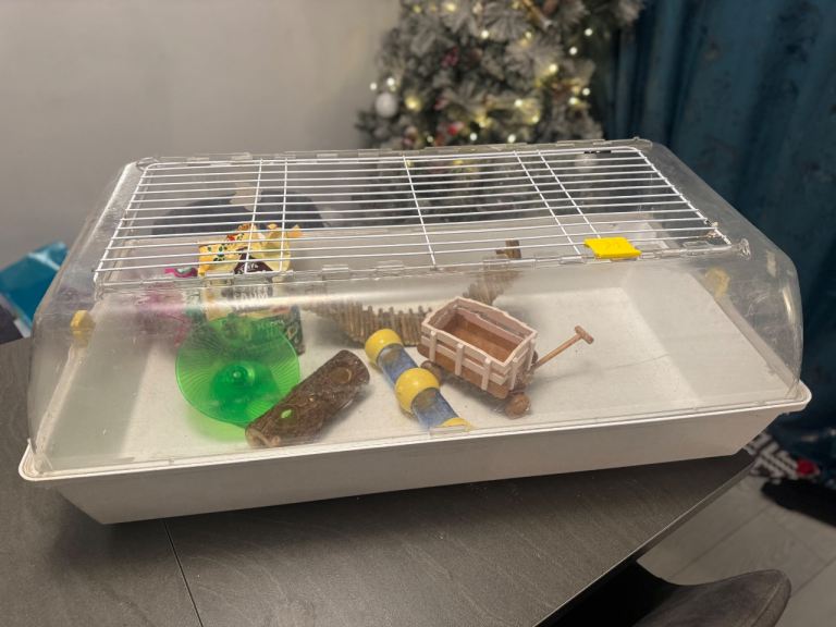 Extra large hamster/ rodent cage with accessories and food wheel tunnel 