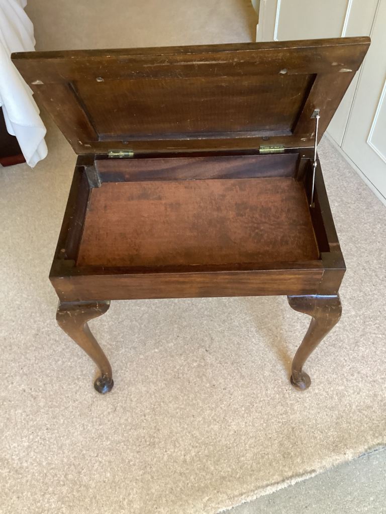 Stool with storage space 