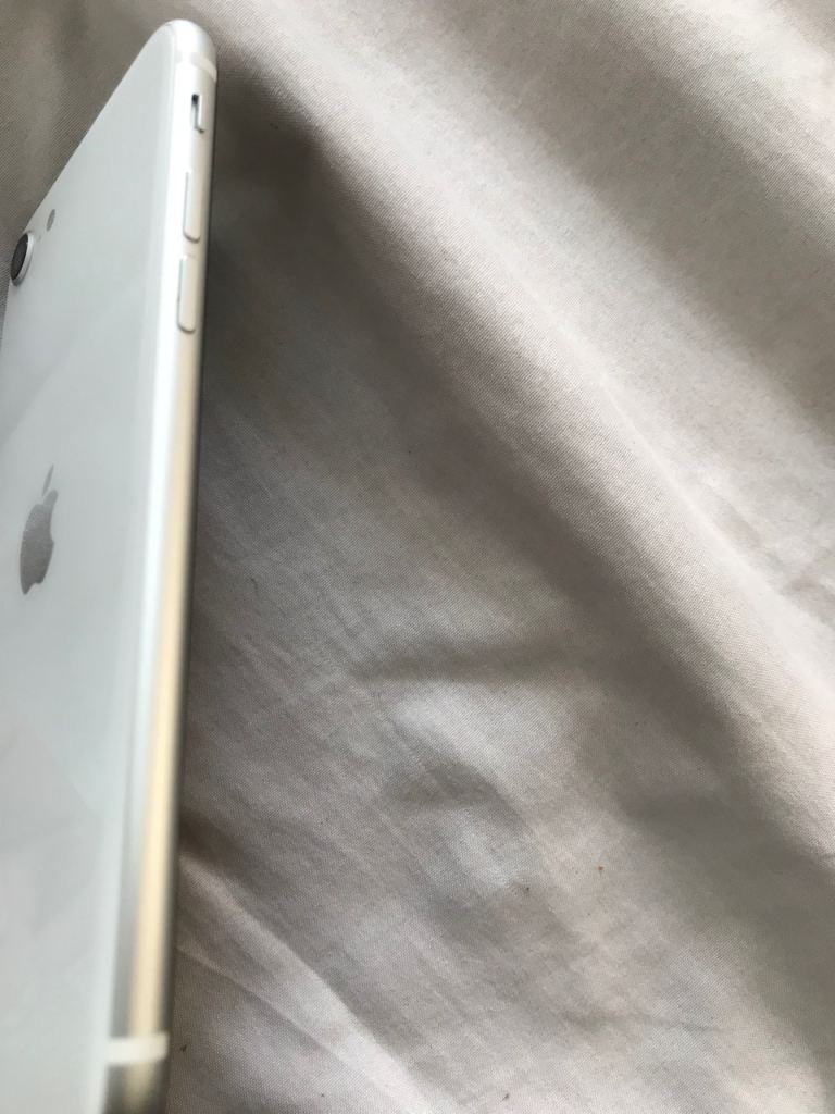 Apple iPhone se 2 unlocked iOS 26.5 64gb looks new silver battery health 93% original battery 