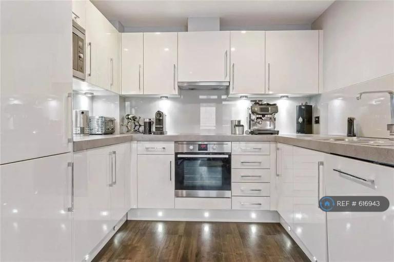 2 bedroom flat in Goswell Road, London, EC1V (2 bed) (#616943)