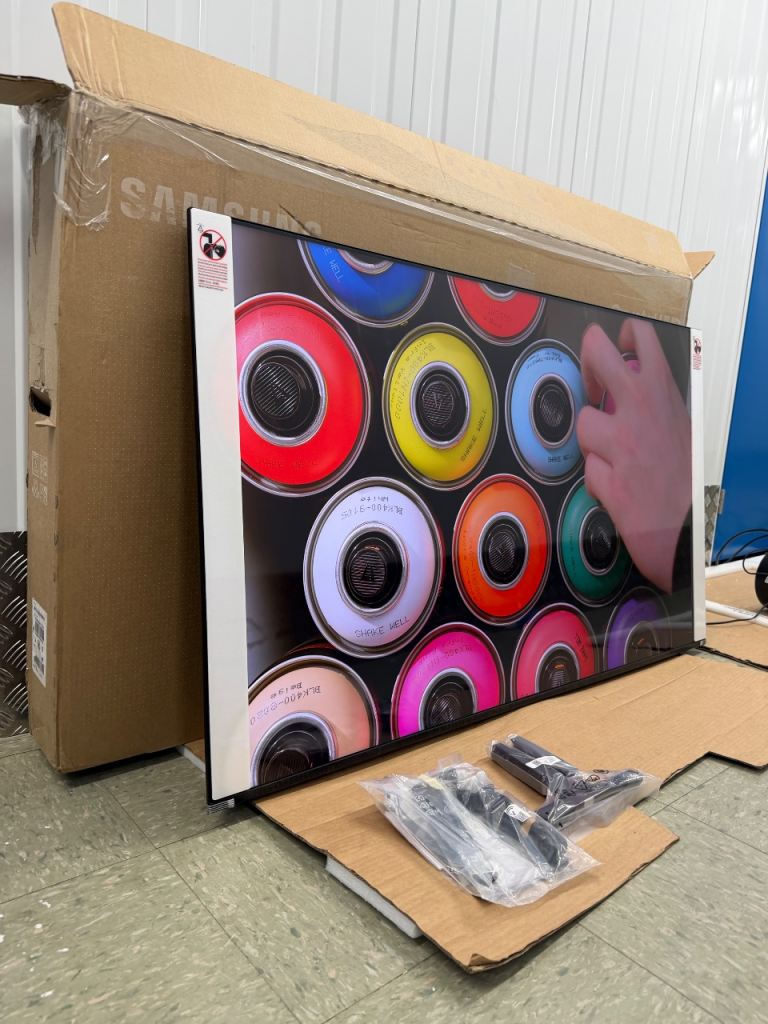 BRAND NEW 2025 SAMSUNG 55 inch Crystal UHD 4K HDR Smart TV - UE55U8000F