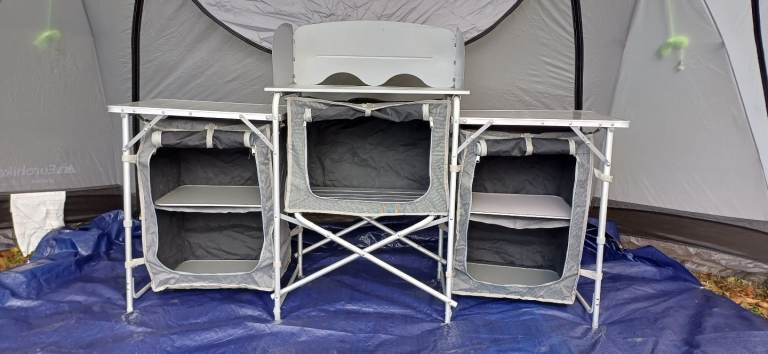 Camping kitchen with camping cooker and accessories 