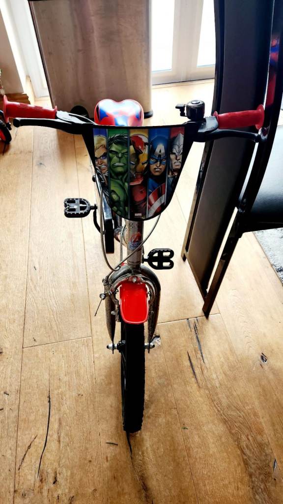 Kids Bike 16 inch with optional stabilisers and free safety accessories 