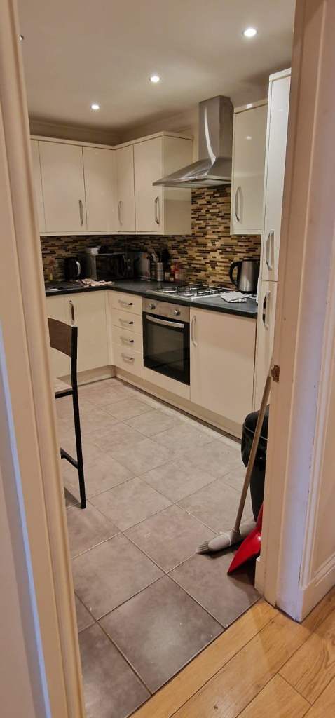 Clean Double Room within flat share in Holyrood, City Centre