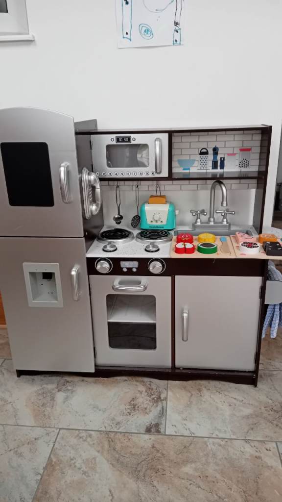 Sturdy toy kitchen