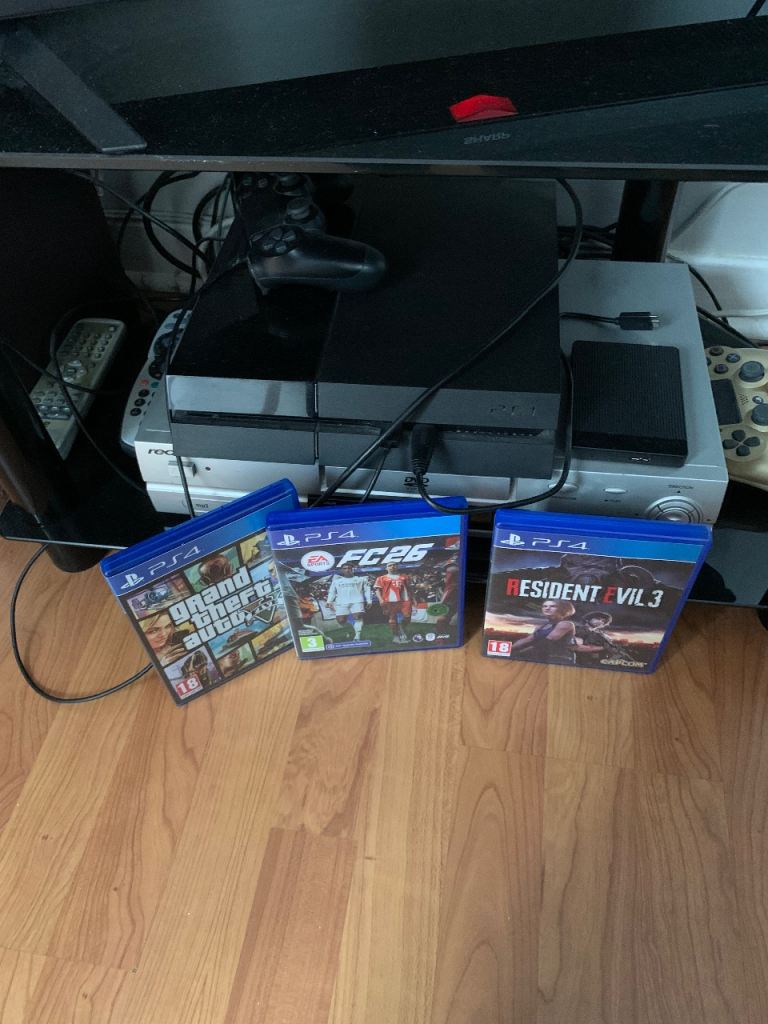 PS4 Console with Controller and 3 Games – Good Condition