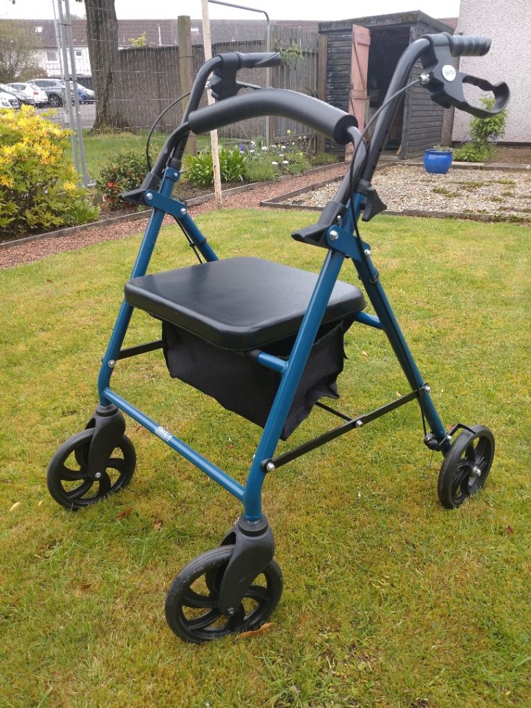 Rollator/walker with seat