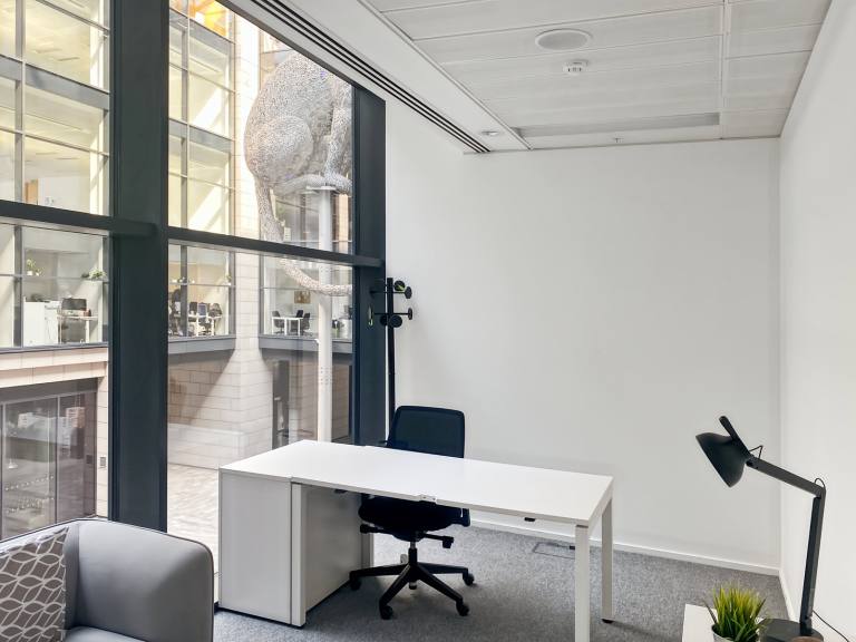 Aberdeen - AB10 1BL \ 1-Desk Office Available for Rent