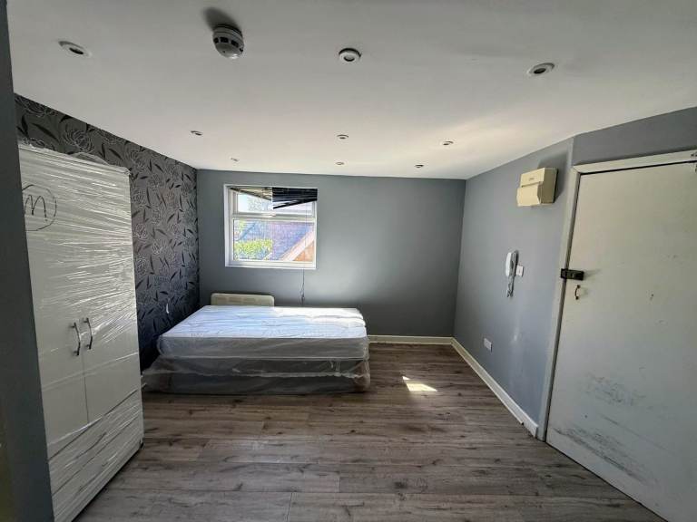BENEFITS ACCEPTED - Studio Flat Available in Pinner Hillingdon HA5