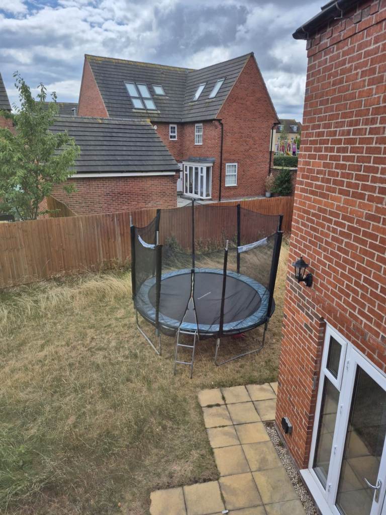 10ft (3m) Trampoline – Excellent Condition