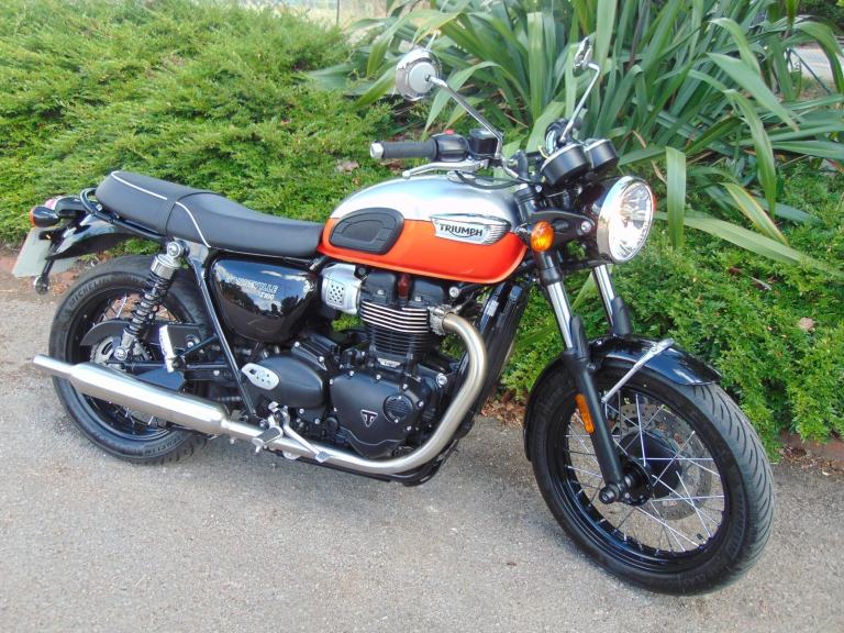 Triumph Bonneville T100 2025 only 747 dry miles silver/orange superb & unmarked 