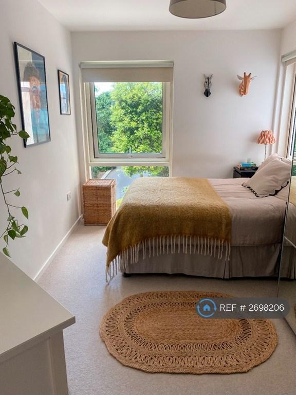 2 bedroom flat in Juniper Drive, London, SW18 (2 bed) (#2698206)