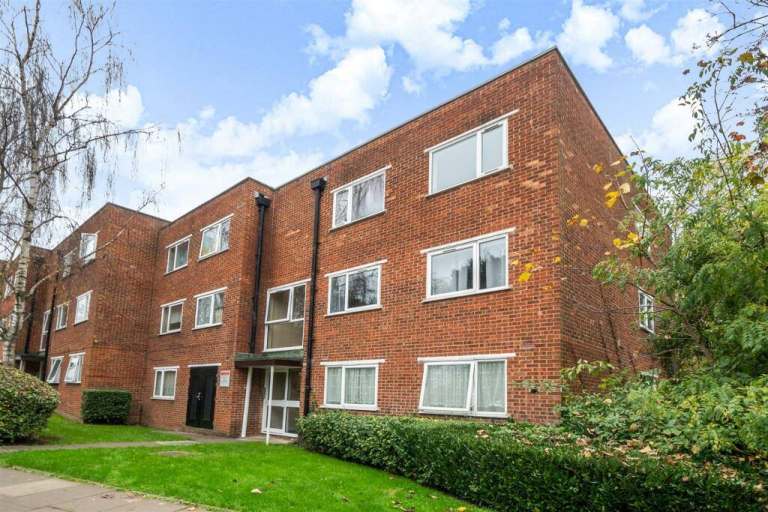 Impressive 2bedrooms first floor flat available to rent in Wembley, HA9