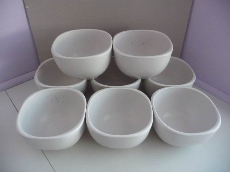 8 x CEREAL / PUDDING BOWLS - STILL BOXED AND NEVER USED.