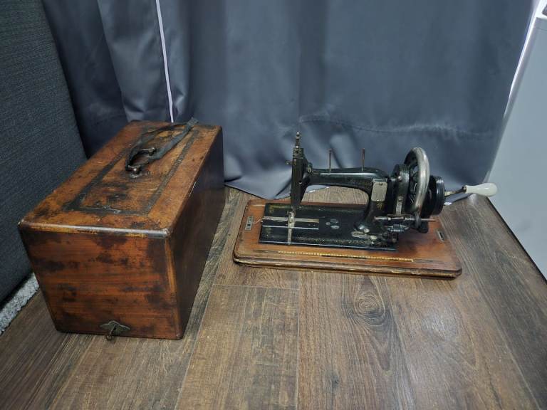 Hand Crank Sewing Machine
