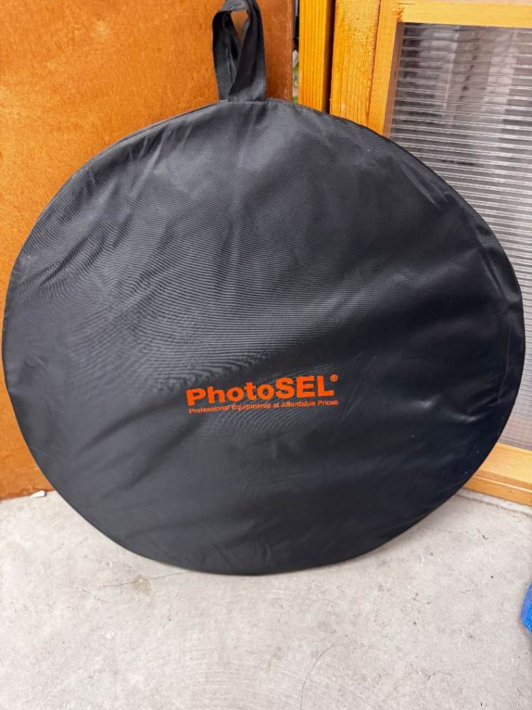 PhotoSEL folding self-tape backdrop and case