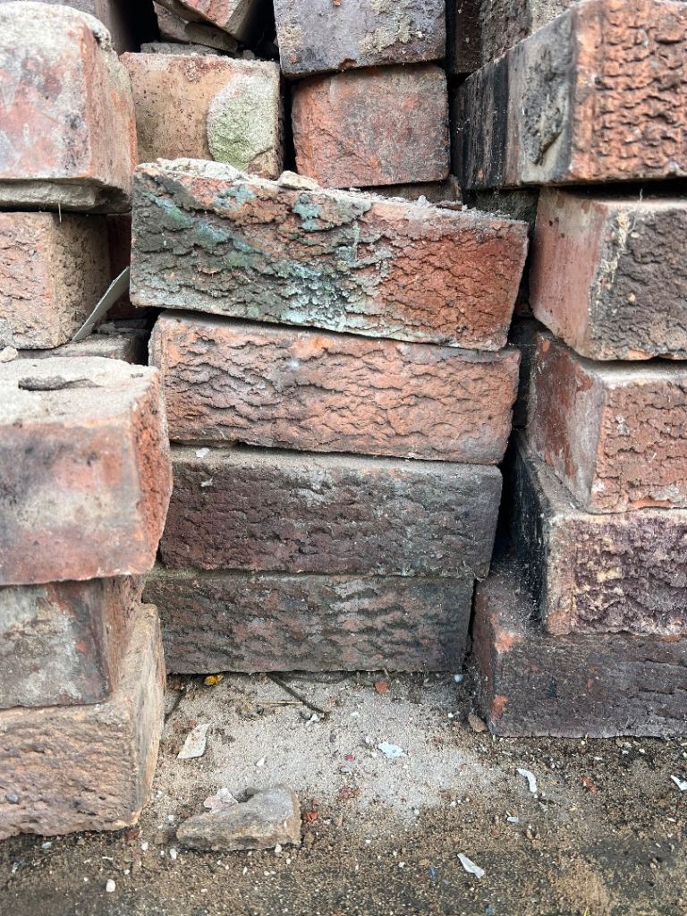 Reclaimed faced bricks 