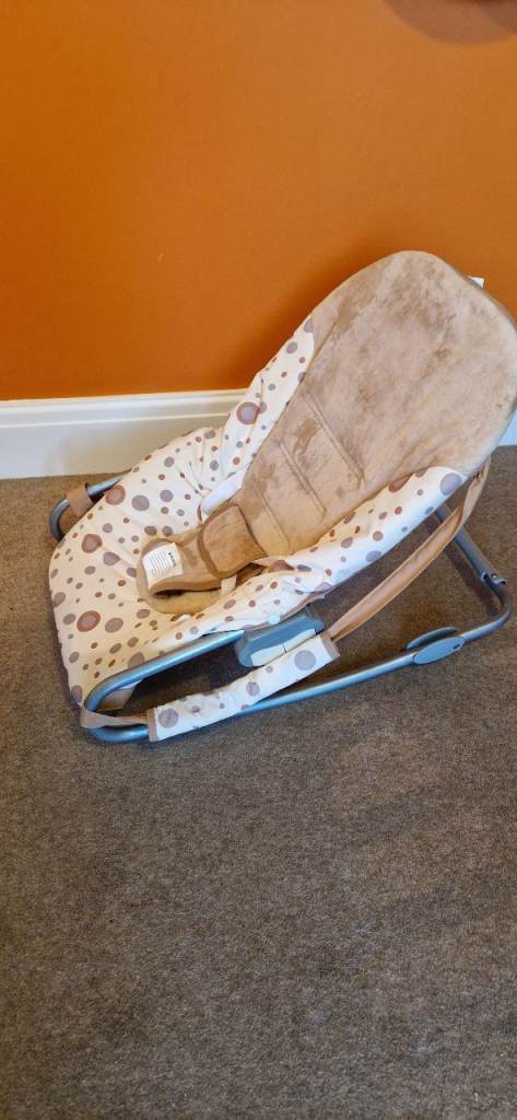 BABY ROCKER WITH CARRY STRAPS. VERY GOOD CONDITION.