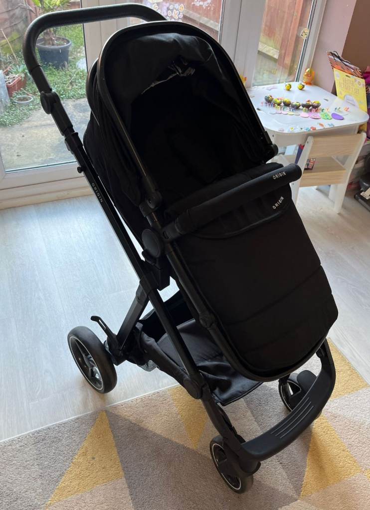 Travel System including Pushchair which converts to a carry cot, car seat and Isofix base.