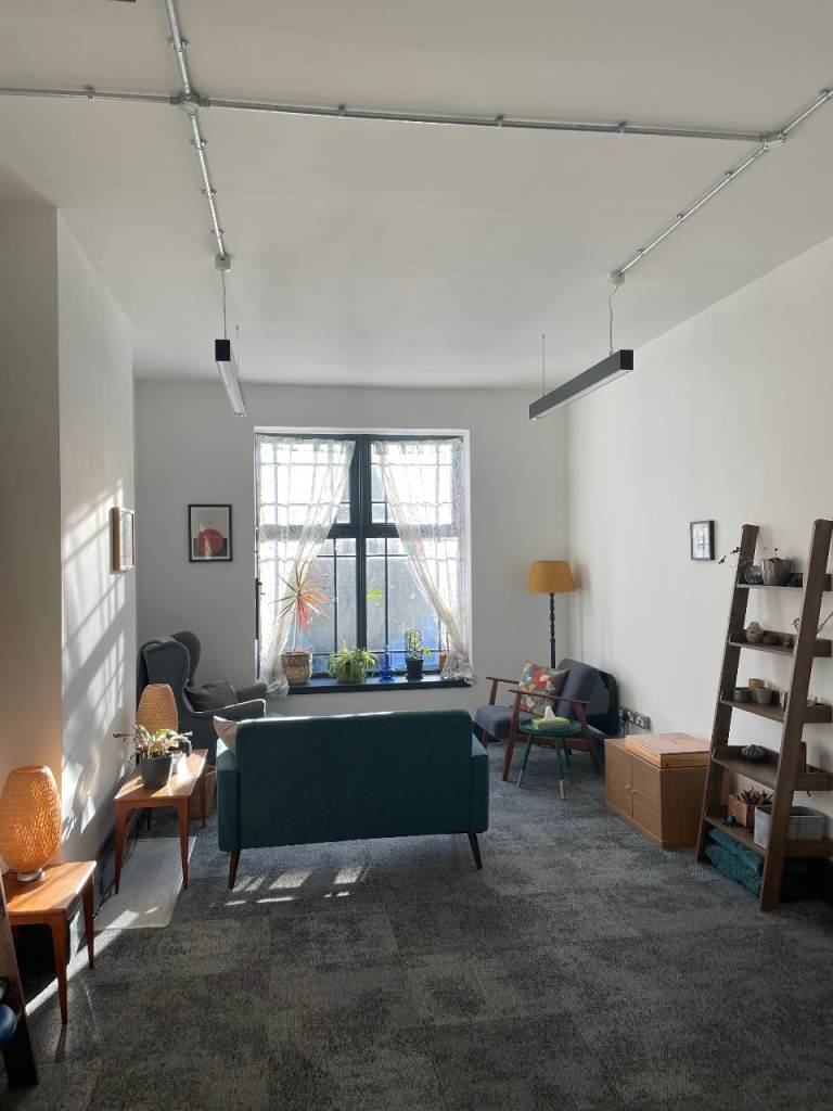 Bright and airy therapy room in Leith for rent.