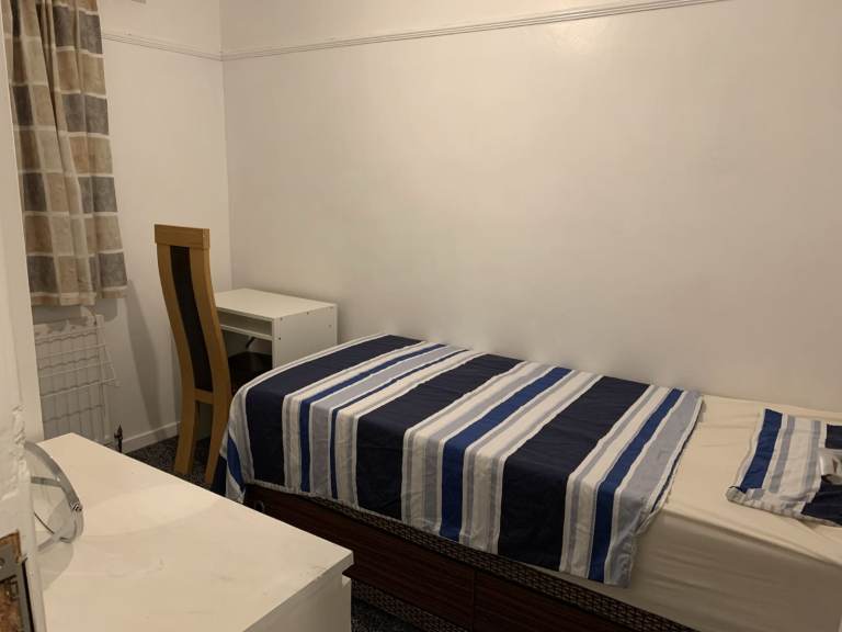 Flat share £300 PCM
