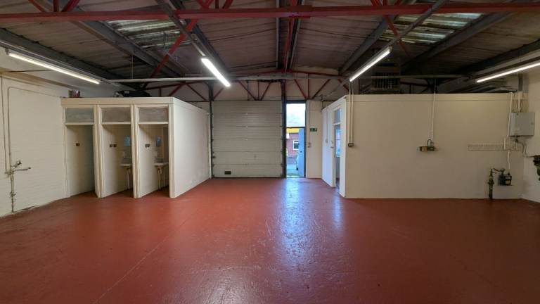 Self contained 3,139 sq ft industrial unit for immediate occupation in Newtown, Powys. No deposit!